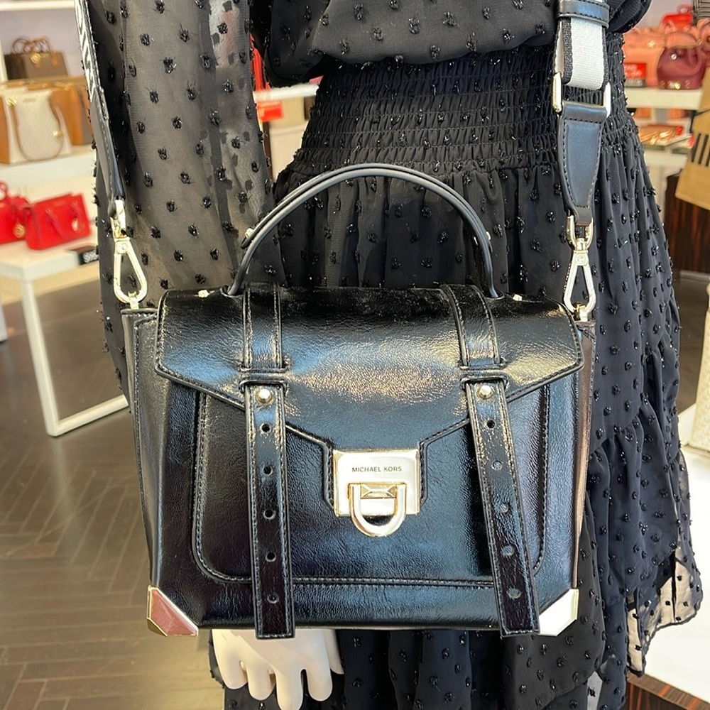 MICHAEL KORS
Manhattan Medium TH SCHOOL Crackled Metallic Leather SATCHEL
Black - Picture 2 of 16